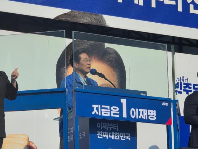 이재명 더불어민주당 대선 후보가 26일 경기 남양주시 평내호평역 광장에서 유세를 하고 있다 사진신진영 기자