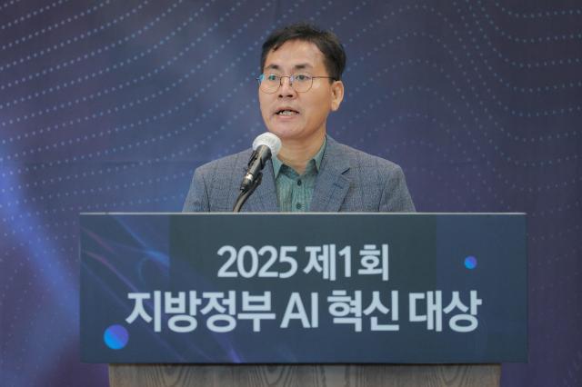 이재영 전 행정안전부 차관이 26일 오후 서울 중구 한국프레스센터에서 열린 제1회 지방정부 AI 혁신 대상에서 심사총평을 하고 있다 20250526사진유대길 기자 dbeorlf123ajunewscom