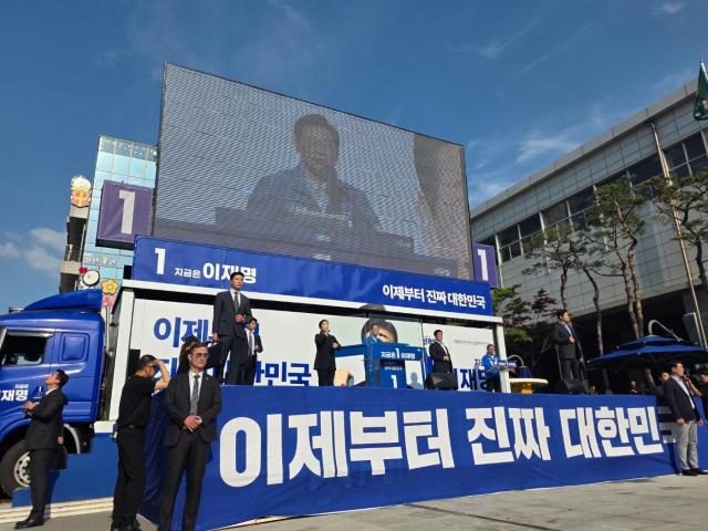 이재명 더불어민주당 대선 후보가 26일 경기 남양주시 평내호평역 광장에서 유세를 하고 있다 사진신진영 기자