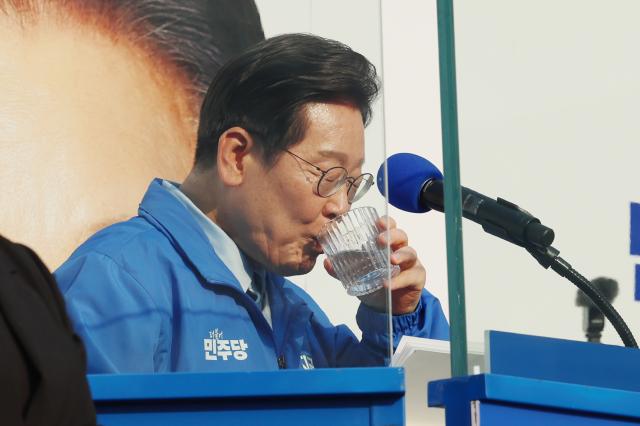 더불어민주당 이재명 대선 후보가 26일 경기 남양주시 평내호평역 광장에서 열린 유세에서 연설을 마친 뒤 물을 마시고 있다 사진연합뉴스