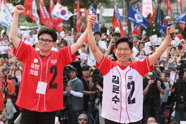 김문수 국민의힘 대선 후보가 26일 서울 도봉구 방학사거리에서 한동훈 전 대표와 집중유세를 하고 있다 사진연합뉴스
