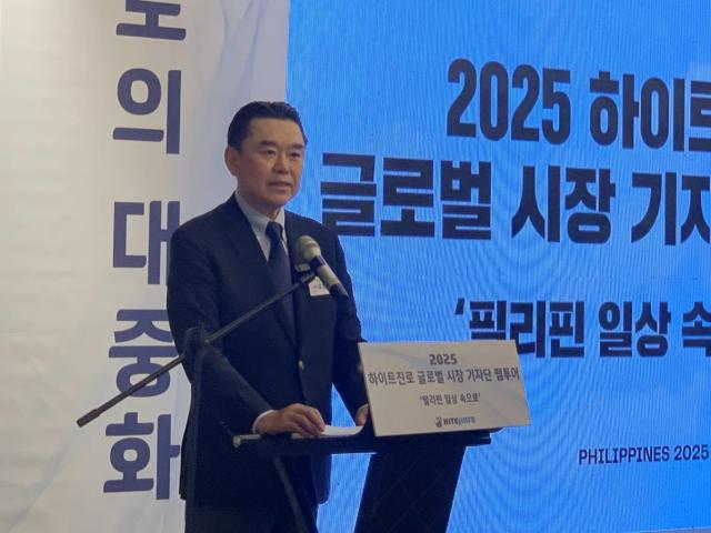 김인규 하이트진로 대표이사가 18일현지시간 필리핀 마닐라 애드미럴호텔에서 열린 기자간담회에서 발언하고 있다 사진하이트진로