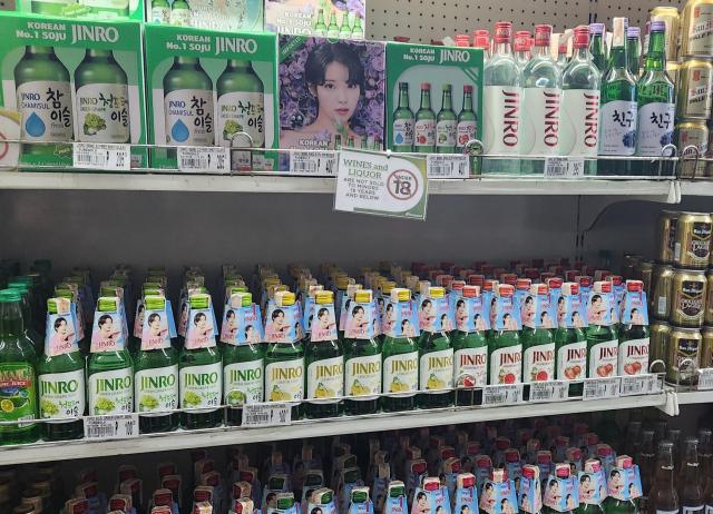 18일현지시간 필리핀 마닐라에 있는 대형마트 퓨어골드에 하이트진로의 소주 브랜드 진로 제품이 진열돼 있다 2025518 사진조현미 기자 hmchoajunewscom