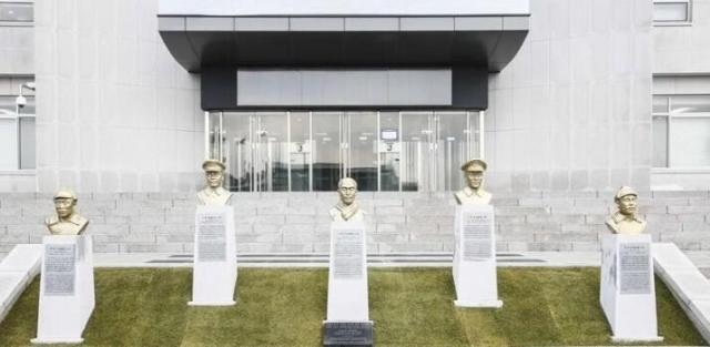 2018년 3월1일 육군사관학교에서 제막한 독립전쟁 영웅 5인의 흉상 표지석 왼쪽부터 홍범도 장군 지청천 장군 이회영 선생 이범석 장군 김좌진 장군 사진육군