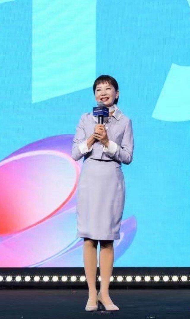 제인 순 트립닷컴 그룹 CEO가 26일 중국 상하이 오리엔탈 호텔에서 열린 인비전2025Envision2025 글로벌 컨퍼런스에 참석해 연설하고 있다 사진트립닷컴