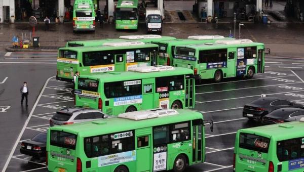 서울의 한 버스 공영차고지에 시내버스와 마을버스들이 주차돼 있다 사진연합뉴스
