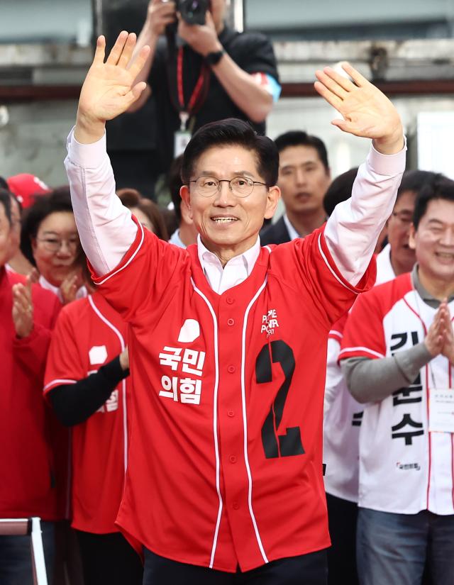 김문수 국민의힘 대선 후보가 지난 19일 서울역 광장 유세에서 시민들에게 지지를 호소하고 있다 사진연합뉴스