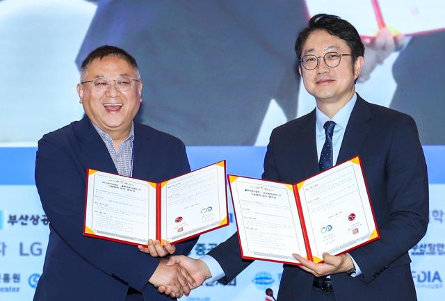 LG전자가 26일 부산광역시 벡스코에서 서울대학교 블루카본사업단과 ‘블루카본 산업 활성화를 위한 기술 교류’ 업무 협약을 체결했다 사진은 서울대학교 블루카본사업단 김종성 단장왼쪽과 LG전자 김영석 HS기능성소재사업실장오른쪽이 기념 사진을 촬영 중인 모습 사진LG전자