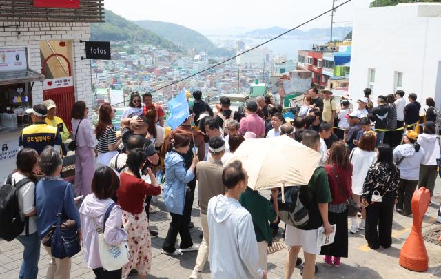 26일 부산 사하구 감천마을에 외국인 관광객들로 붐비고 있다 감천마을은 2년마다 문화체육관광부와 한국관광공사가 선정하는 한국관광 100선에 6회 연속 이름을 올렸다 2025526 사진연합뉴스