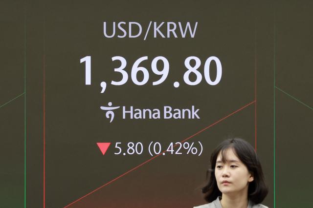 지난 26일 서울 중구 하나은행 본점 딜링룸에서 딜러들이 업무를 보고 있다 사진연합뉴스