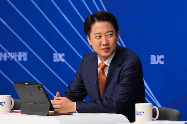 이준석 개혁신당 대선 후보가 지난 26일 서울 양천구 한국방송회관에서 열린 한국방송기자클럽 초청 토론회에서 참석자들과 대화를 나누고 있다 사진연합뉴스