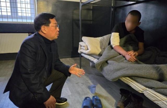 유용원 국민의힘 의원이 지난 2월 23일부터 26일까지 우크라이나를 방문했다 사진은 유 의원이 25일 북한군 포로 리모씨를 면담하는 모습 사진유용원 의원