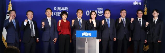 27일 서울 여의도 더불어민주당 중앙당사에서 열린 진짜보수 민주보수 공동선언에서 권오을 중앙선거대책위원회 국민대통합위원장과 허은아 전 개혁신당 대표 최연숙 대구시당 선대위원장 등 참석한 인사들이 선언문 낭독을 마친 뒤 구호를 외치고 있다 사진연합뉴스