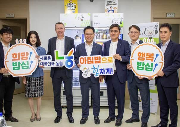 왼쪽에서 세번째부터 니콜라 시몽 NH-아문디자산운용 부대표와 길정섭 대표이사와 신용인 마케팅총괄부사장이 아침밥 먹기 캠페인 기념촬영을 하고 있다 사진NH-아문디자산운용