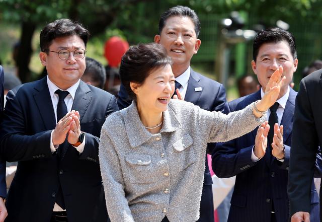 박근혜 전 대통령이 27일 오전 경북 구미시 상모동에 있는 박정희 전 대통령 생가를 방문 밝은 표정으로 시민들과 인사 하며 추모관으로 향하고 있다 사진연합뉴스