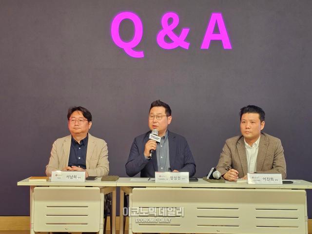 27일 LG유플러스 용산 사옥에서 왼쪽부터 서남희 LG유플러스 CX센터 CV담당 정성권 LG유플러스 IT플랫폼빌드그룹장상무 이진희 LG유플러스 신규서비스개발랩장이 질의응답을 하고 있다사진선재관 기자