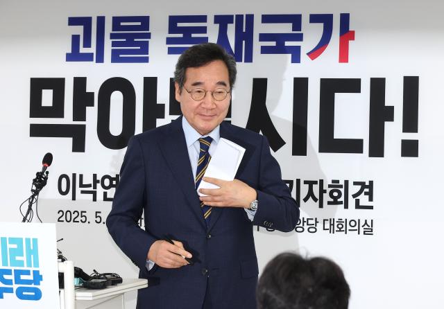 이낙연 새미래민주당 상임고문이 27일 서울 여의도 중앙당사에서 열린 긴급 기자회견을 마친 뒤 이동하고 있다 사진연합뉴스
