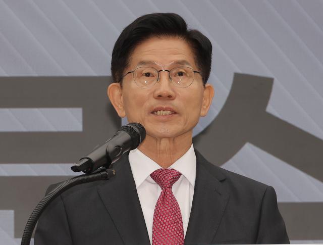 김문수 국민의힘 대선 후보가 27일 서울 여의도 국민의힘 중앙당사에서 국토 발전 관련 공약발표 기자회견을 하고 있다 사진연합뉴스
