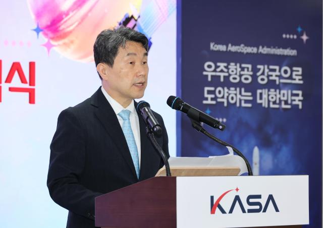 이주호 대통령 권한대행 부총리 겸 교육부 장관이 5월 27일 경남 사천 우주항공청에서 개최된 제1회 우주항공의 날 기념식에서 기념사를 하고 있다 사진우주항공청