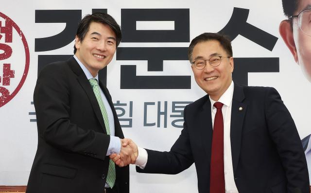 국민의힘 최형두 선거대책위원회 AI과학정책본부장오른쪽이 26일 국회에서 챗 GPT 개발사인 미국 오픈AI의 제이슨 권 최고전략책임자CSO와 회동하고 있다 사진연합뉴스