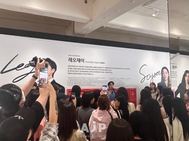 Fans of LeoJ swarm to take pictures AJP Candice Kim