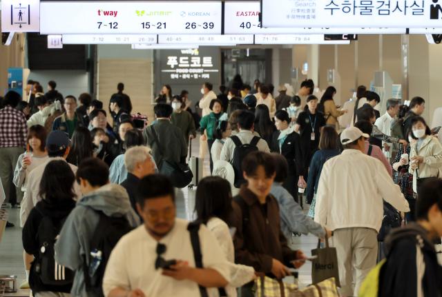 지난 2일 서울 강서구 김포공항 국내선 청사가 연휴를 즐기려는 사람들로 붐비고 있다 사진연합뉴스
