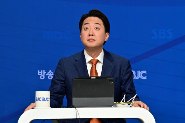 이준석 개혁신당 대선 후보가 26일 서울 양천구 한국방송회관에서 열린 한국방송기자클럽 초청 토론회에 참석해 시작을 기다리고 있다 사진연합뉴스