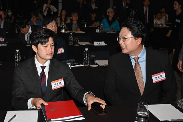 김용태 국민의힘 비상대책위원장과 천하람 개혁신당 당 대표 권한대행 겸 원내대표가 27일 서울 중구 웨스틴 조선에서 열린 2025한국포럼 기로에 선 한국 핵심산업에 참석해 대화를 나누고 있다 사진연합뉴스