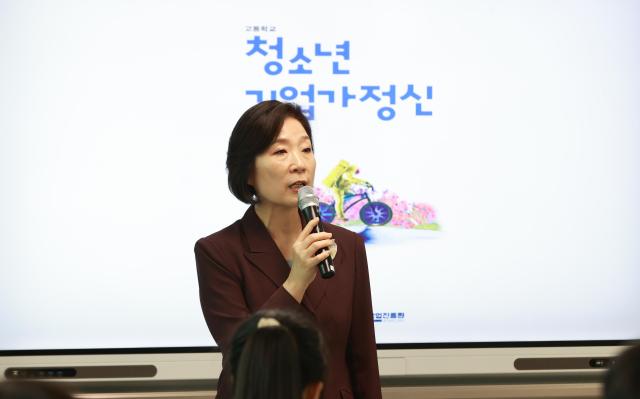 오영주 중소벤처기업부 장관이 27일 경기도 화성시 소재 삼괴고등학교를 방문해 학생들을 격려하고 있다 사진중소벤처기업부