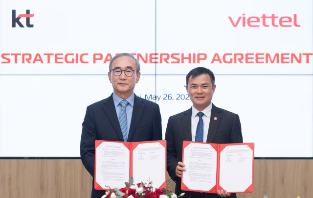 Tổng Giám đốc KT Kim Young-seob trái và Chủ tịch Tập đoàn Viettel Đào Đức Thắng chụp ảnh lưu niệm sau khi ký kết quan hệ đối tác chiến lược chuyển đổi AI AX vào ngày 2652025 theo giờ địa phương tại trụ sở chính của Tập đoàn Viettel tại Hà Nội Việt Nam ẢnhKT