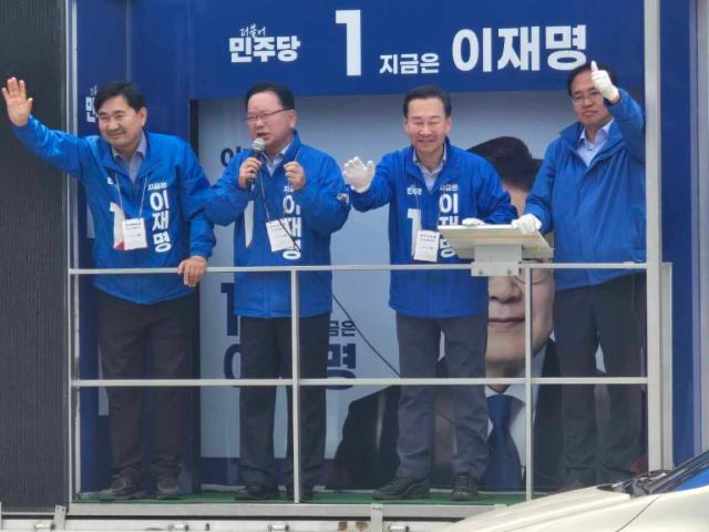 더불어민주당 중앙당 총괄 선거대책위원장을 맡은 김부겸 위원장왼쪽에서 두번째이 삼척 중앙시장 일원을 찾아 이재명 대통령 후보에 대한 막판 지지를 호소하며 삼척 시민들의 표심을 공략하고 있다 사진이동원 기자
