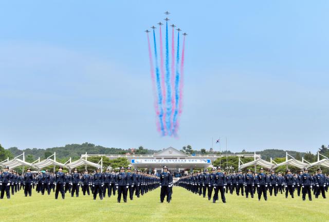 공군은 27일 공군 교육사령부 대연병장에서 손석락 교육사령관중장 주관으로 제154기 공군 학사사관후보생 임관식을 거행하고 있다 블랙이글스가 임관 축하 비행을 실시하고 있다 사진공군

