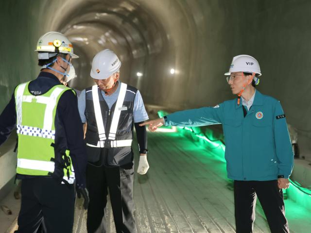 27일 오후 김성중 행정1부지사가 지하·토공사 현장 안전대책 추진 사항 점검 및 현장 의견청취를 위해 도봉산옥정 광역철도1공구를 방문하고 있다 사진경기도