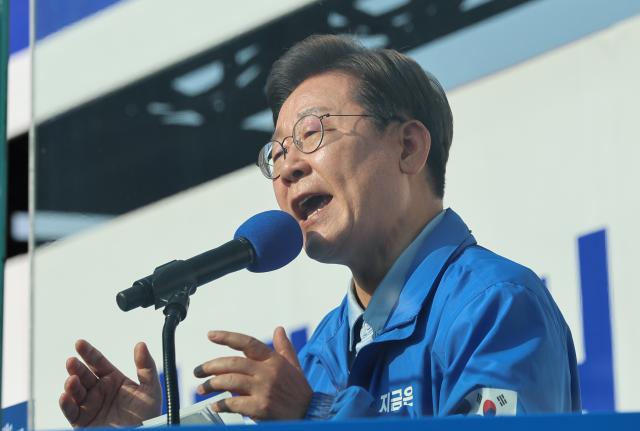 더불어민주당 이재명 대선 후보가 26일 경기 남양주시 평내호평역 광장에서 열린 유세에서 시민들에게 지지를 호소하고 있다사진연합뉴스