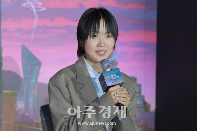 한지원 감독이 27일 오후 서울 광진구 롯데시네마 건대입구점에서 열린 넷플릭스 영화 이 별에 필요한 언론시사회에 참석해 소감을 말하고 있다 20250527사진유대길 기자 dbeorlf123ajunewscom