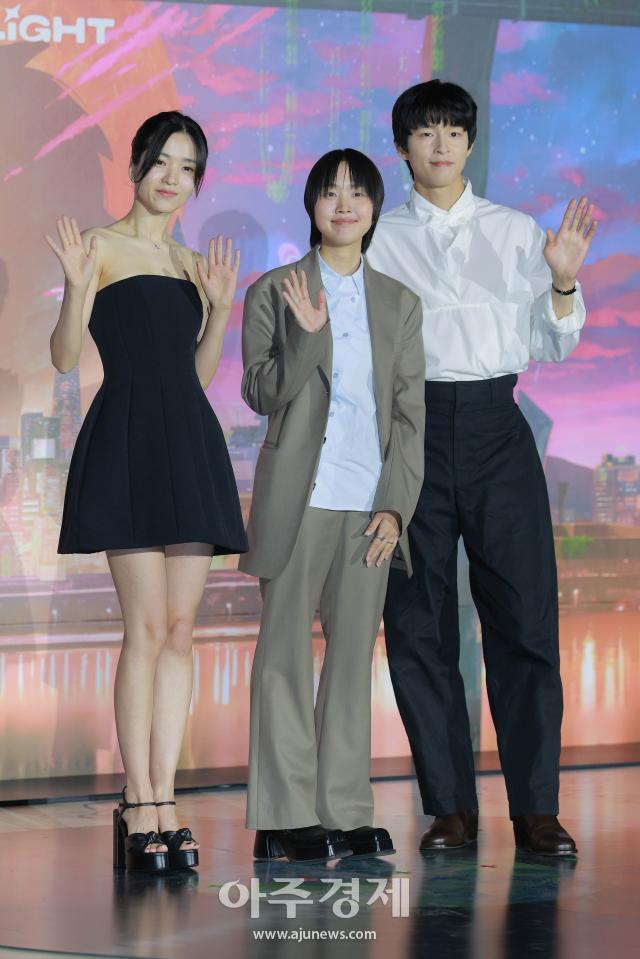 배우 김태리왼쪽부터와 한지원 감독 홍경이 27일 오후 서울 광진구 롯데시네마 건대입구점에서 열린 넷플릭스 영화 이 별에 필요한 언론시사회에 참석해 포즈를 취하고 있다 20250527사진유대길 기자 dbeorlf123ajunewscom