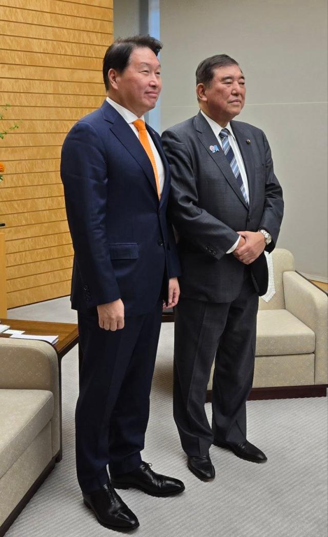 최태원 대한상공회의소 회장왼쪽이 27일 일본 도쿄 총리관저에서 이시바 시게루 일본 총리와 면담했다고 대한상의가 알렸다 사진대한상의