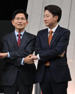[포토] 기념촬영하는 김문수·이준석 대선 후보