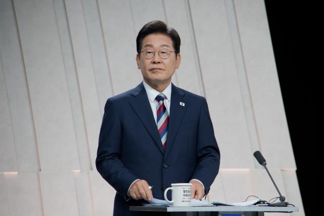 이재명 더불어민주당 후보가 27일 서울 마포구 상암동 MBC 스튜디오에서 열린 정치 분야 TV토론회를 준비하고 있다 사진연합뉴스