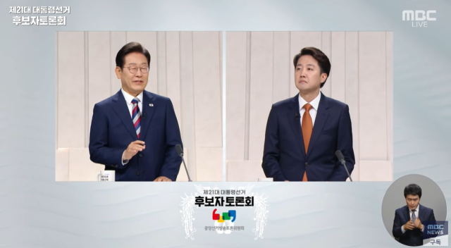 이재명 더불어민주당 대선 후보왼쪽과 이준석 개혁신당 대선 후보가 27일 오후 서울 마포구 MBC 스튜디오에서 열린 제21대 대선 후보 정치 분야 3차 TV 토론회에 출연한 모습 사진MBC 유튜브 캡처