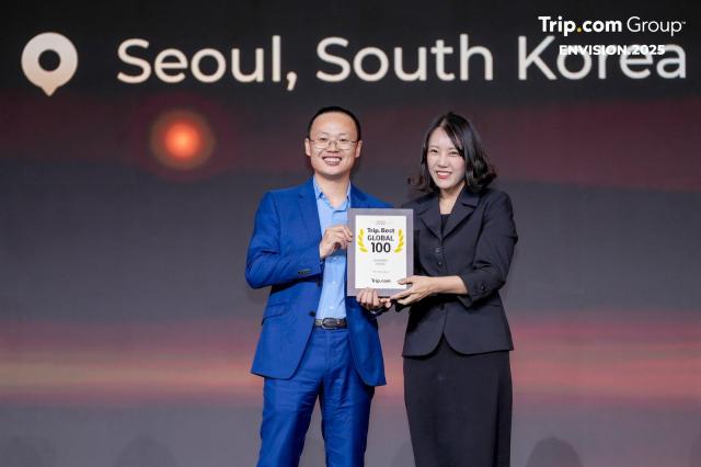 서울신라호텔이 지난 26일 중국 상하이 오리엔탈 호텔에서 열린 ‘트립베스트TripBest 글로벌 100’에서 고메 호텔에 이름을 올렸다 황유나 객실 인차지 매니저오른쪽와 브루스 두 트립닷컴 그룹 부사장이 수상 후 기념 촬영하고 있다 사진트립닷컴