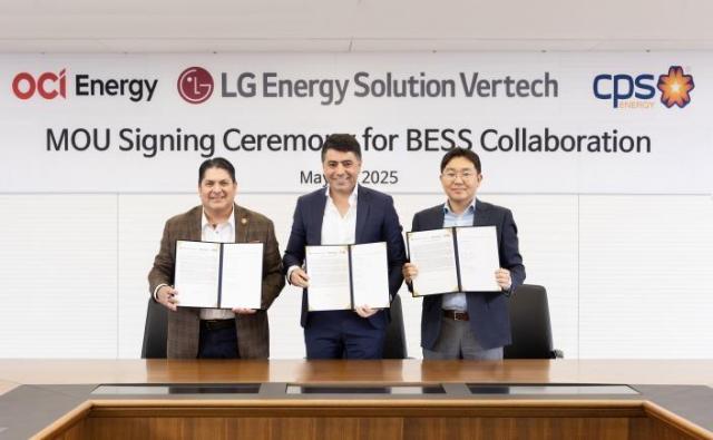지난 26일 루디 D 가르자 CPS Energy 사장왼쪽부터 사바 바야틀리 OCI Energy 사장 박재홍 LG에너지솔루션 버테크 법인장이 서울 중구 OCI빌딩에서 열린 업무협약식에서 기념촬영을 하고 있다 사진OCI홀딩스