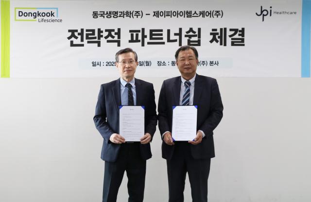 왼쪽부터박재원 동국생명과학 대표와 김진국 제이피아이헬스케어 대표가 기념 촬영을 하고 있다사진 동국생명과학