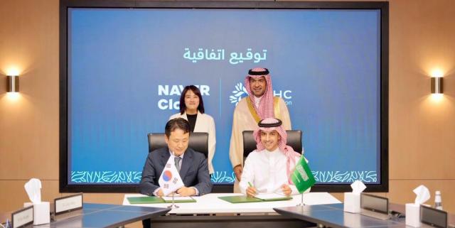 NAVER Innovation 합작법인 계약 서명식 왼쪽 뒤부터 시계방향대로 채선주 네이버 전략사업대표 마제드 알 호가일 자치행정주택부 장관 라이얀 알아킬 NHC Innovation CEO 한상영 네이버클라우드 글로벌 DX이노베이션 전무사진네이버