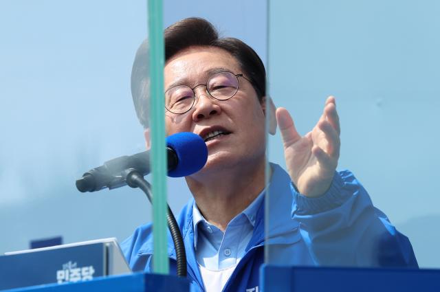 더불어민주당 이재명 대선 후보가 26일 용인시 수지구 단국대 죽전캠퍼스 앞에서 열린 유세에서 지지를 호소하고 있다사진연합뉴스