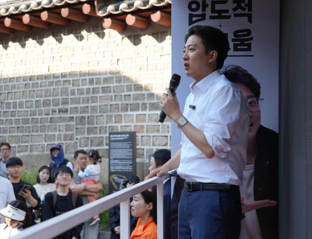 지난 25일 이준석 개혁신당 대선 후보가 서울 종묘 서쪽 서순라길에서 유세하고 있다 사진개혁신당 공보국 제공
