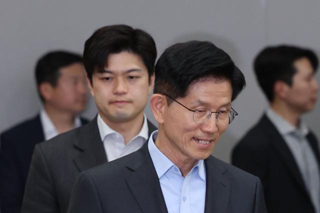 김문수 국민의힘 대선 후보가 26일 경기 평택시 삼성전자 평택캠퍼스를 방문해 김용태 비대위원장과 함께 간담회실로 들어서고 있다 2025526 사진연합뉴스