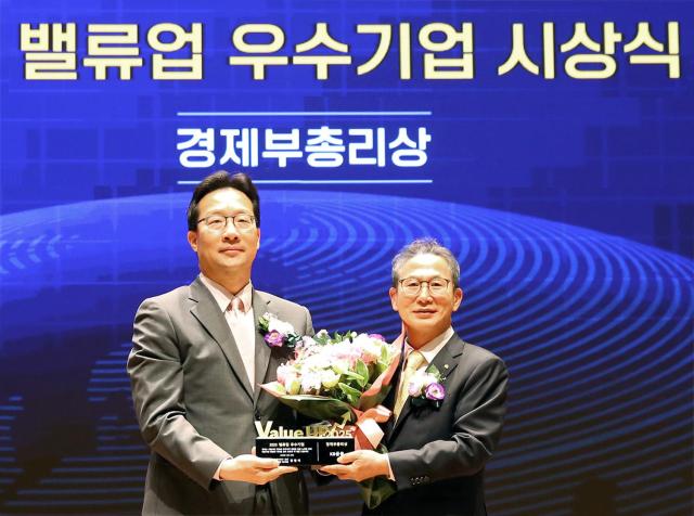 KB금융그룹이 한국거래소에서 열린 밸류업 우수기업 시상식’에서 기업가치를 끌어올린 성과를 인정받아 경제부총리상을 받았다고 28일 밝혔다 양종희 KB금융그룹 회장오른쪽과 윤인대 기획재정부 차관보가 시상식에서 기념 촬영을 하고 있다 사진KB금융그룹