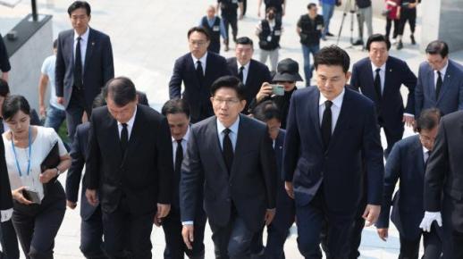 김문수, 3·15 민주묘지 참배…"민주주의 지켜달라"