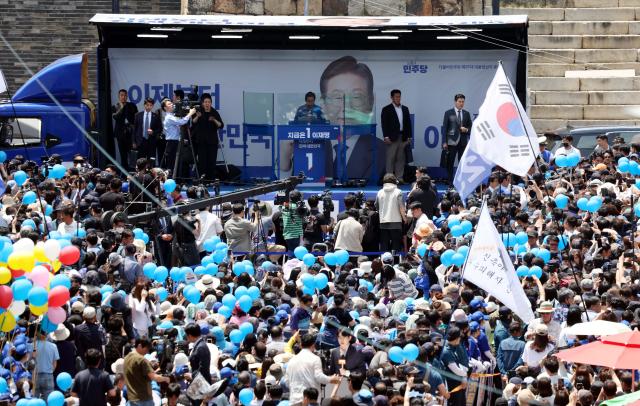 이재명 더불어민주당 대선 후보가 26일 수원시 팔달구 팔달문 영동시장에서 열린 집중 유세에서 시민들에게 지지를 호소하고 있다 사진연합뉴스
